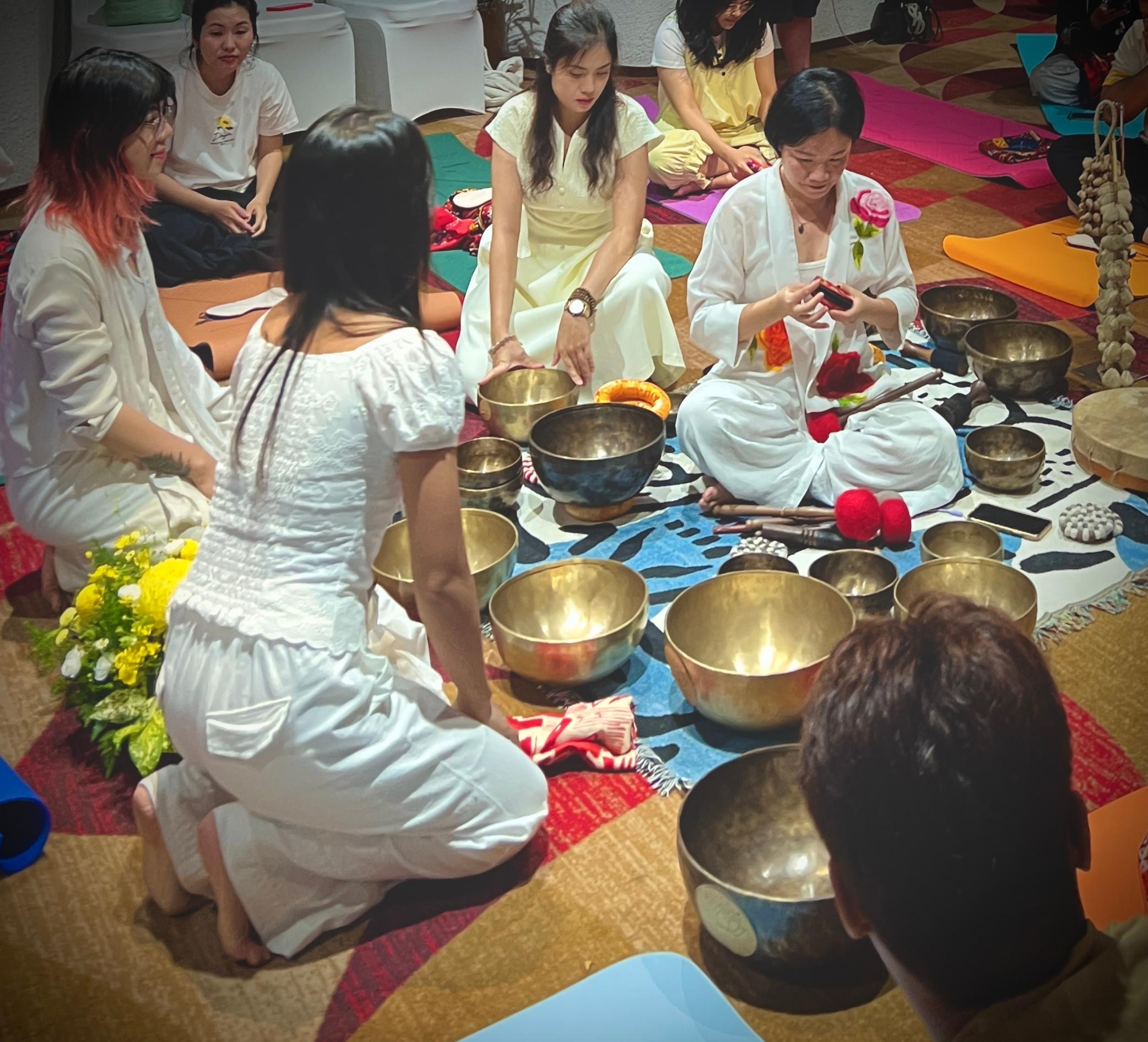 Khóa Healing cơ bản - học viên thực hành chuông xoay